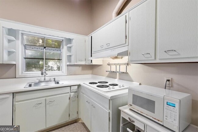 Building Photo - 2627 Woodacres Rd NE