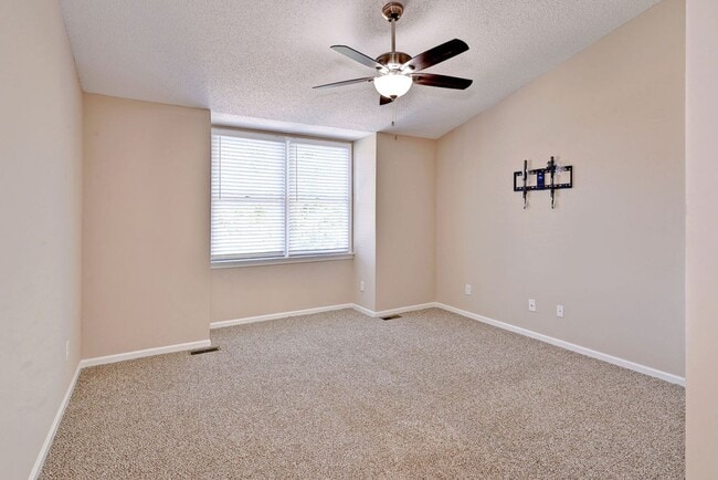 Building Photo - Nicely Updated Grafton Woods Condo