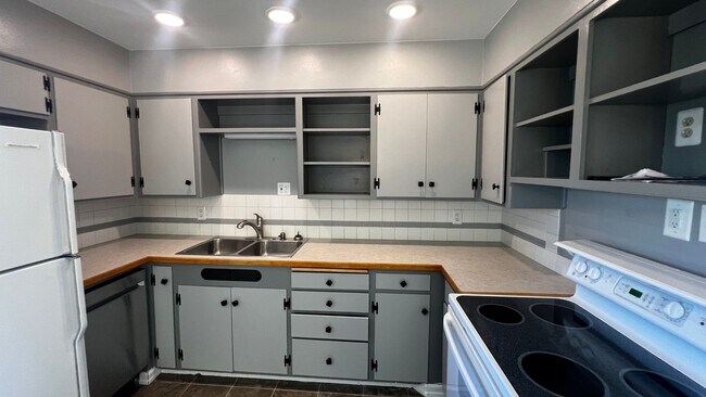 Building Photo - Available Now!! 3-bedroom, 2 bath home on a corner lot near Hamblen Elementary School