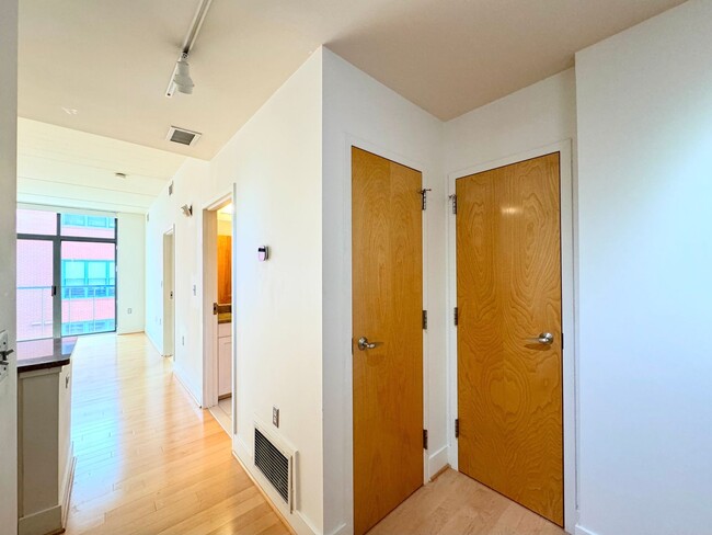 Building Photo - STYLISH 1 BED + DEN 1.5 BA and BALCONY  in...