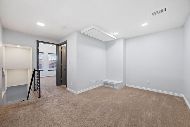 Building Photo - Bright & Spacious 2BR/2BA Townhome with Loft, Fireplace & Private Garage