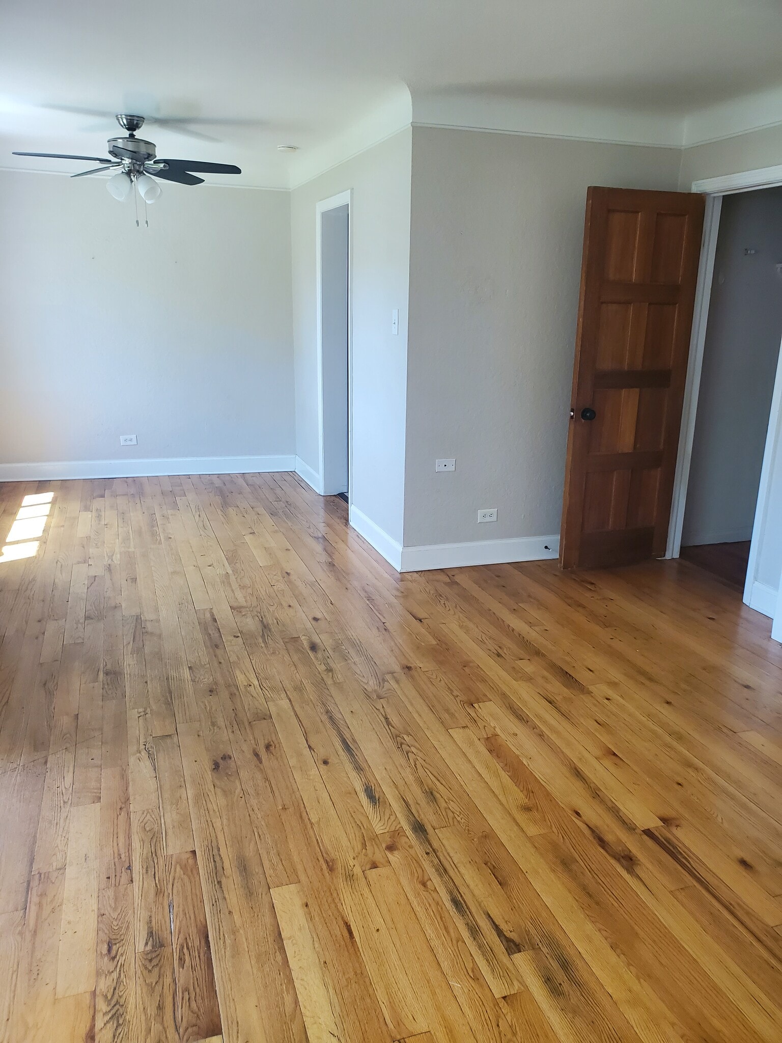 living/dining room - 3335 N Harrison St