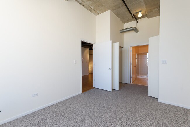 Building Photo - 933 W Van Buren St