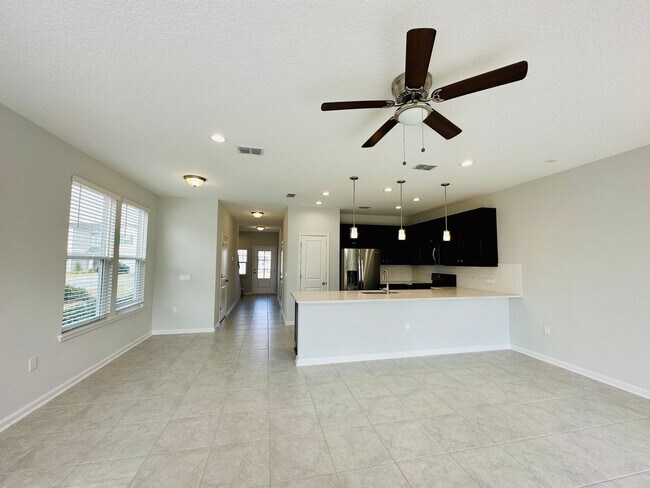 Building Photo - Spacious End Unit with Garage & Resort-Sty...