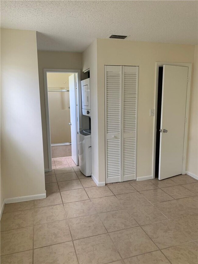 Building Photo - 6001 Shaker Wood Cir