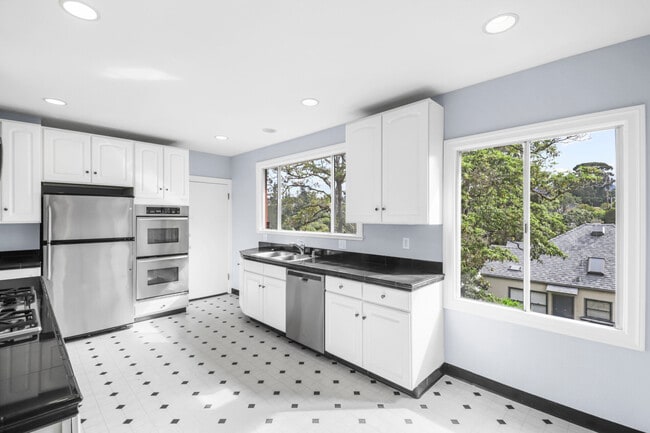 Building Photo - 733 Grosvenor Pl