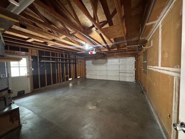 Building Photo - 3 Bed updated gem!