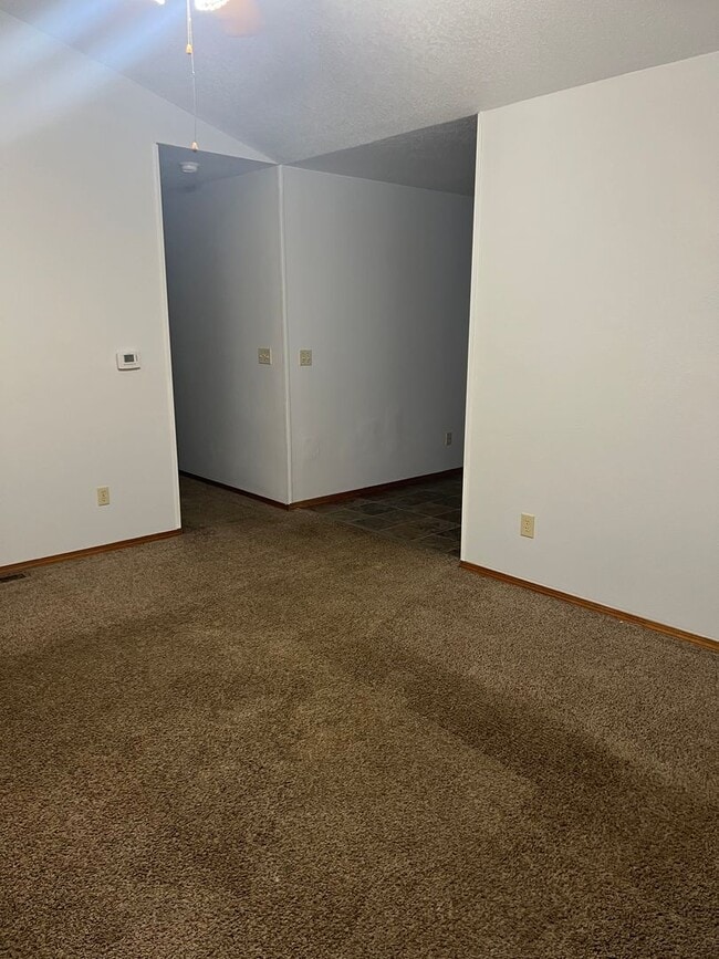 Building Photo - 3 Bedroom 2 bath Spacious Home in a quiet neighborhood!