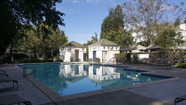 Building Photo - Rare Villagio 2 level townhome with garage and balcony, plus Den