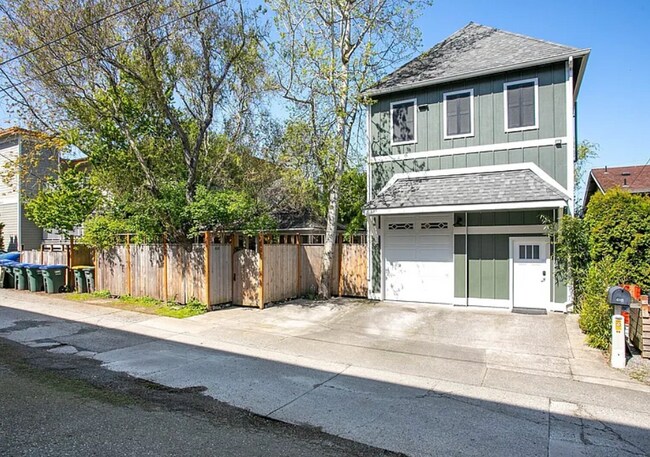 Building Photo - 608 Boulevard