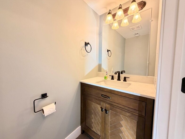 Building Photo - 531 N Betty Jo Dr