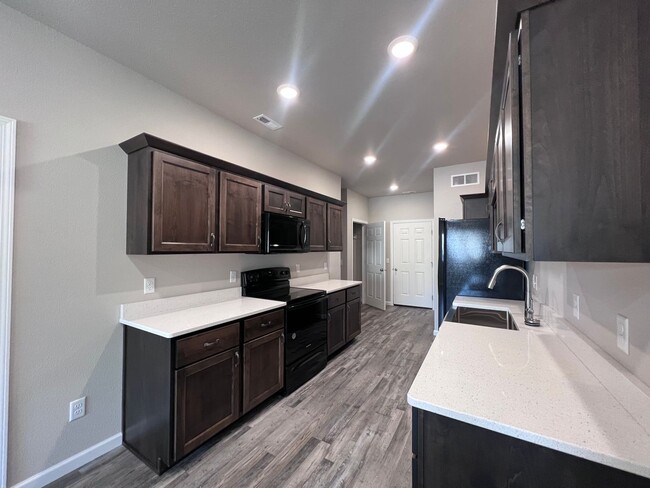 Building Photo - Charming Townhome in North Bismarck – Move-In Ready!