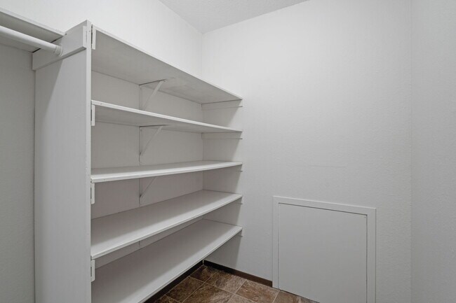 2 Bedroom - 2 Bed / 1 Bath - 860 Sq.Ft. - Summit Square