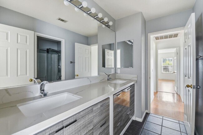 Building Photo - 125 Macademia Ln