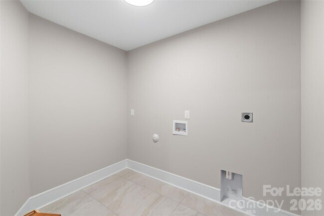Building Photo - 3905 Plainview Rd