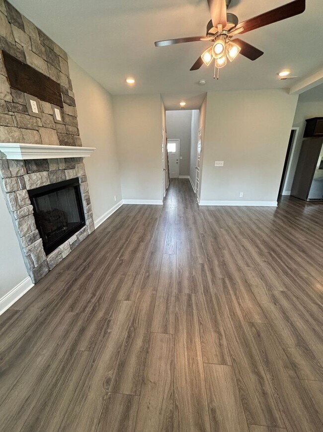 Building Photo - 4 Bedroom 2 1/2 Bath Pet Friendly Home For Rent Near Post!
