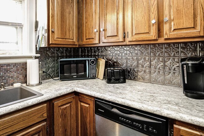 Building Photo - Spacious Two Bedroom Condo in Blackstone!