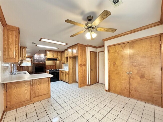 Building Photo - 742 E Birwin St