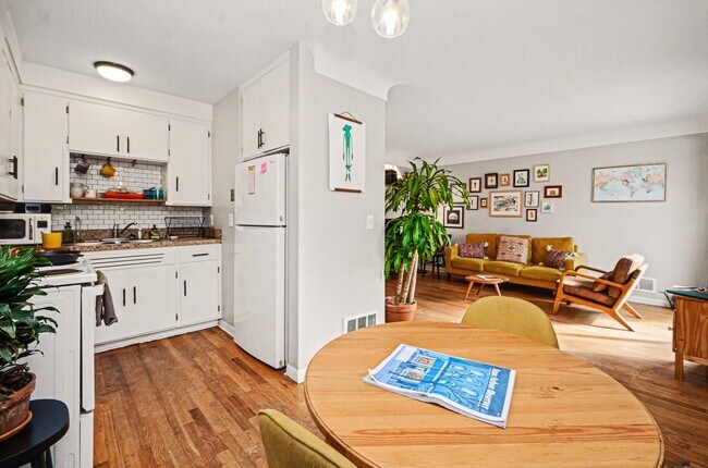 Building Photo - 924 Lutz Ave