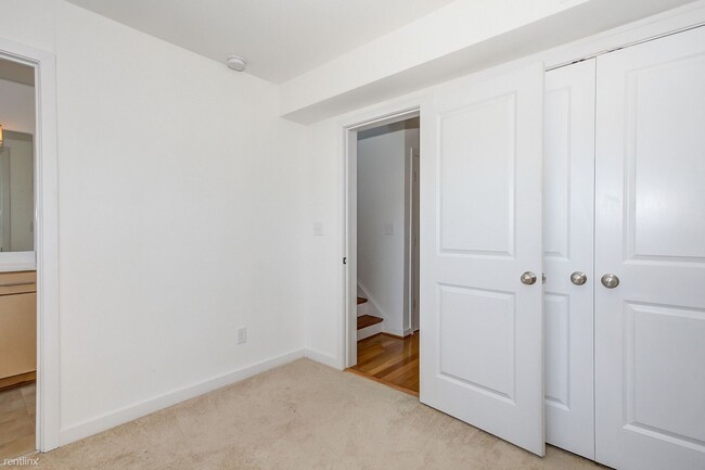 Building Photo - 4 br, 3.5 bath House - 866 Estes St