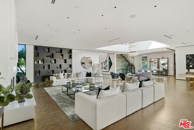 Building Photo - 809 N Rexford Dr