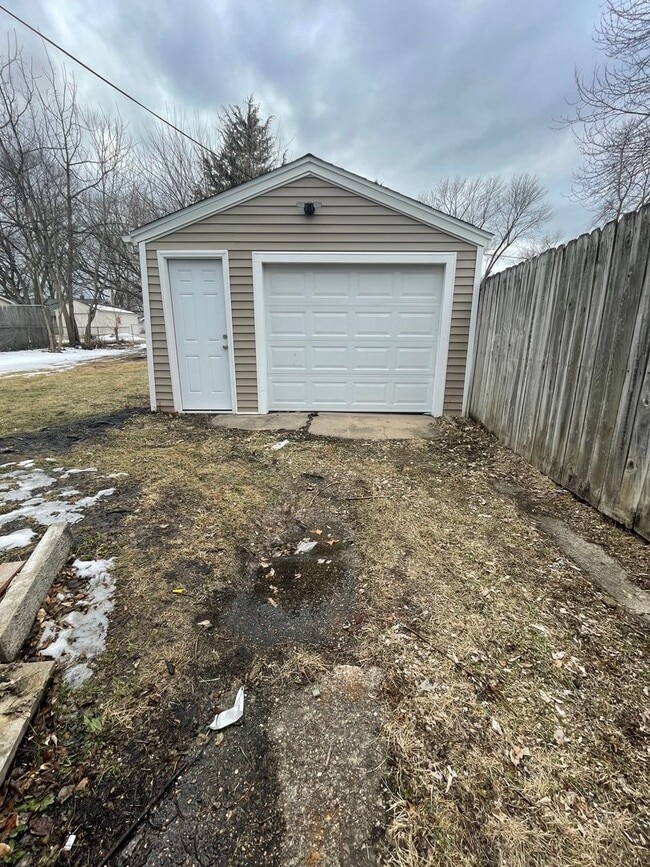 Building Photo - Fully Remodeled 2 Bedroom 1 Bath home
