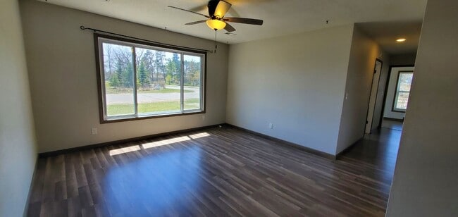 Building Photo - 5 Bedroom Updated Home