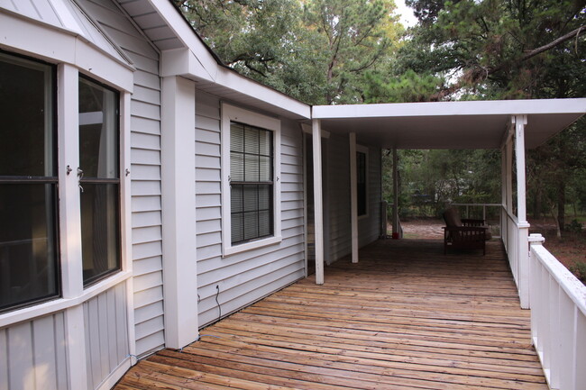 Building Photo - Privacy in the country!