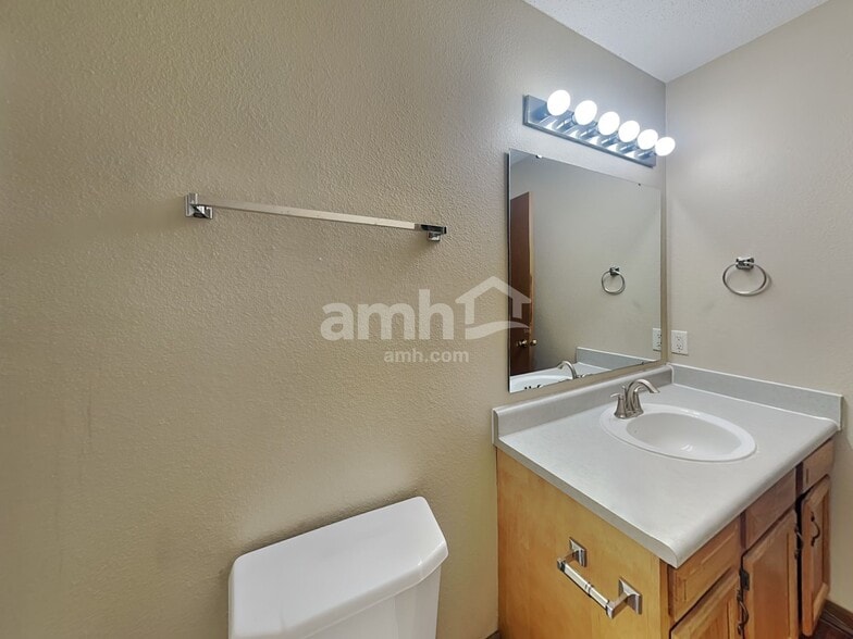 Building Photo - 10525 Kensil St