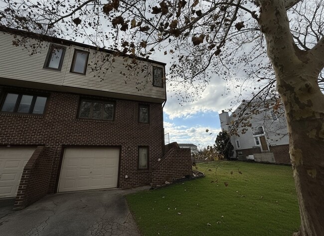 Building Photo - 110 Hamlet Dr