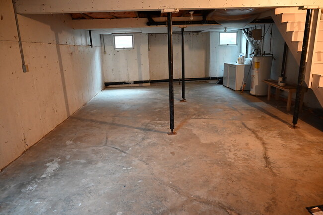 Basement (Washer and Dryer included) - 15 Salem Pl