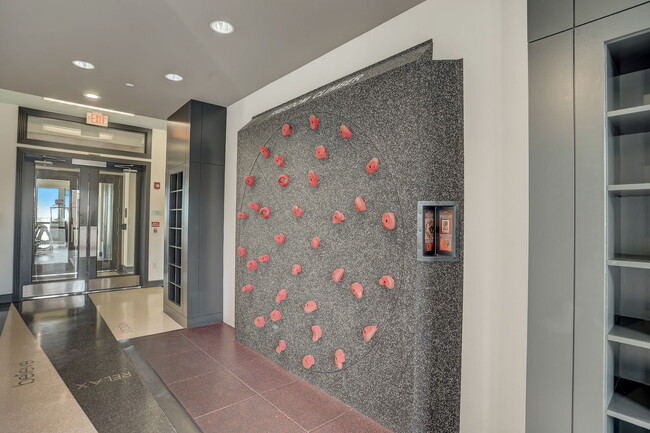 Building Photo - Special Deal: Enjoy $1000 Off Move-In!