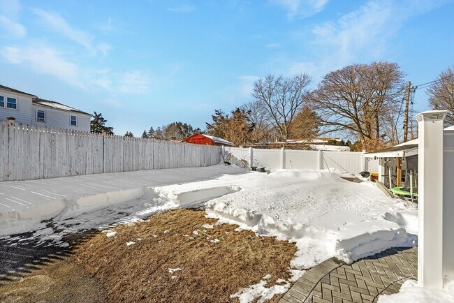 Building Photo - 875 Granite St