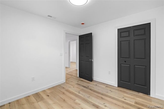 Building Photo - 1445 N Seymour Rd