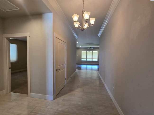 Building Photo - Spacious Rambler in South Richland with La...