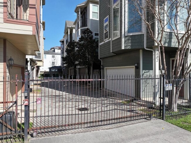 Building Photo - 2014 Sabine St