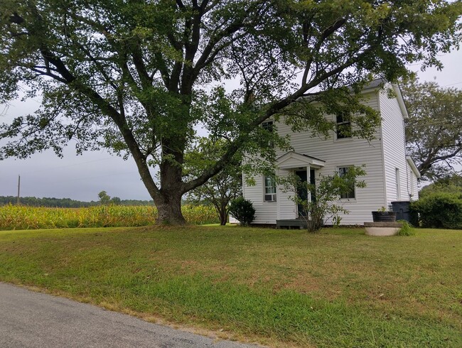 Building Photo - Adorable farmhouse ready for new long term tenants!  Available Now