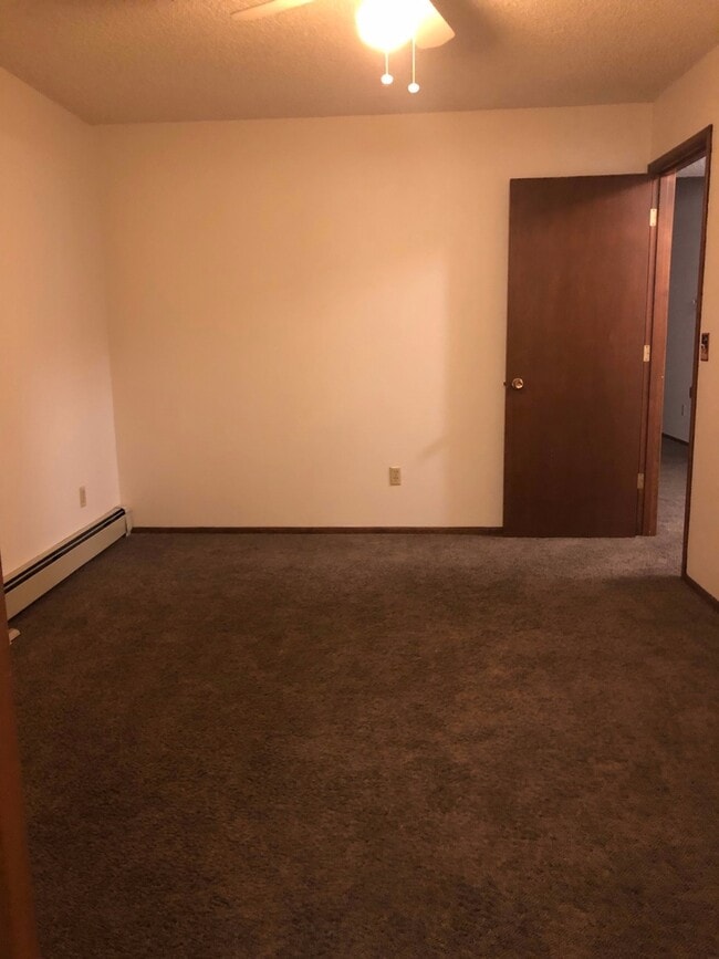 Building Photo - Large 3 Bed, 2 1/2 Bath, 2 Car Garage in North Pole!
