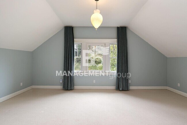 Building Photo - Stunning Historic Bungalow Just Minutes From City Center!