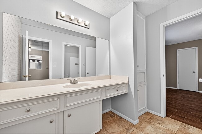 Building Photo - 802 Cascade Creek Dr