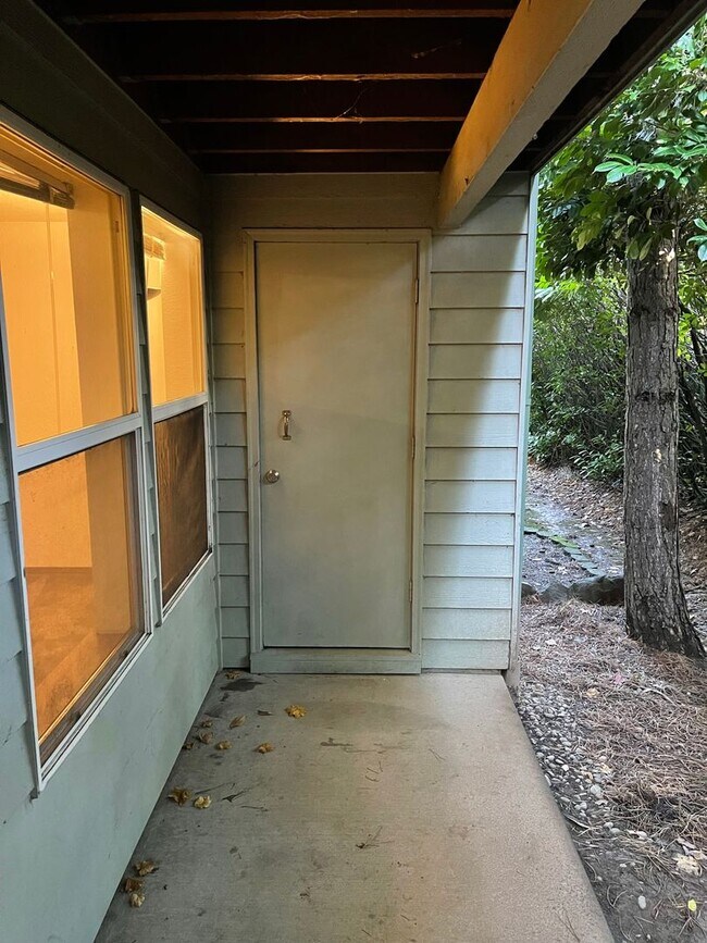 Building Photo - Newly Renovated Building in Lake Oswego-Large 2 Bedroom Coming Soon!!