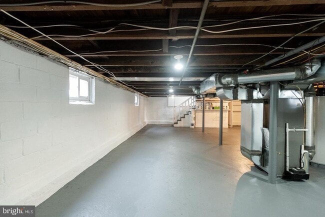 Building Photo - 22 W 6th Ave