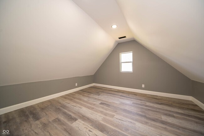 Building Photo - 817 W 5th St