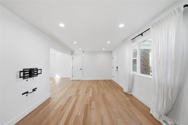 Building Photo - 68-21 Cloverdale Ln