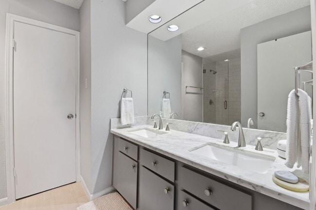 Building Photo - 1011 Fountain View Dr