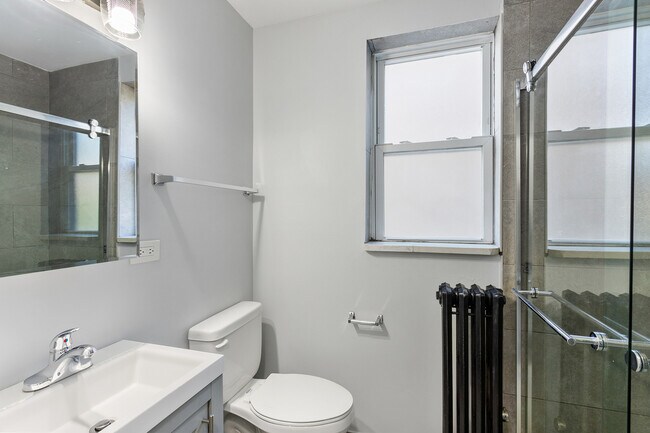 Building Photo - 1521 W Sherwin Ave