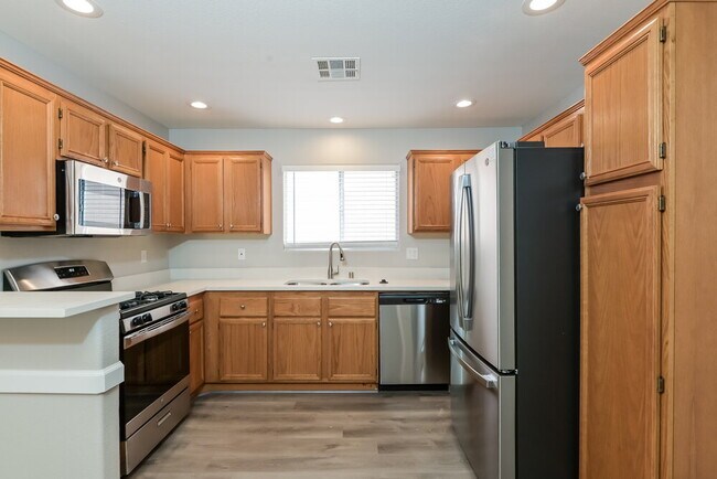 Building Photo - 5454 Dungaree St
