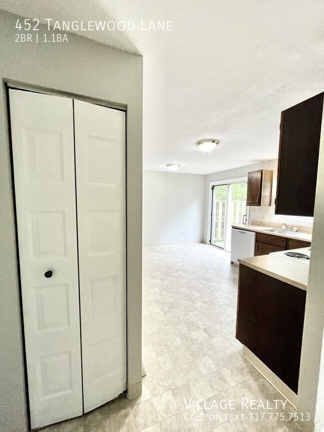 Building Photo - 452 Tanglewood Ln