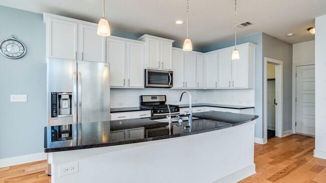 Building Photo - 2215 Capulet St