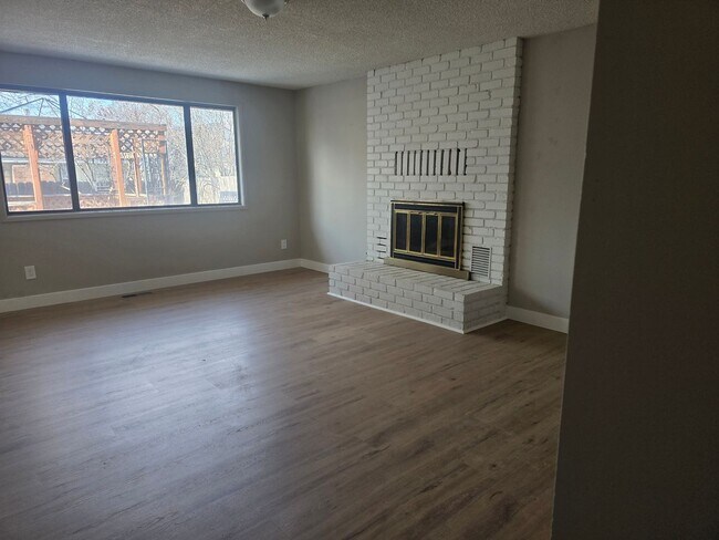 Building Photo - 3 bed / 2 bath